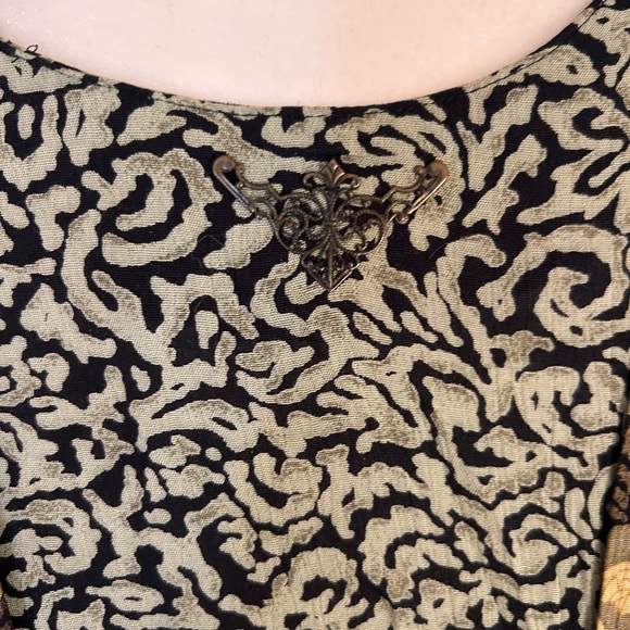 Vintage 90s Carole Little Black and Cream swing dress, cinched hip Size 12 - Picture 6 of 15